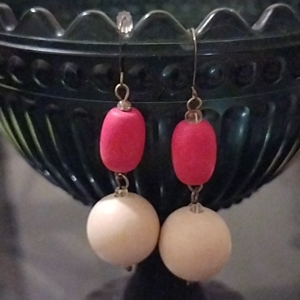 💜NWT Metal Pink & cream wooden Earrings